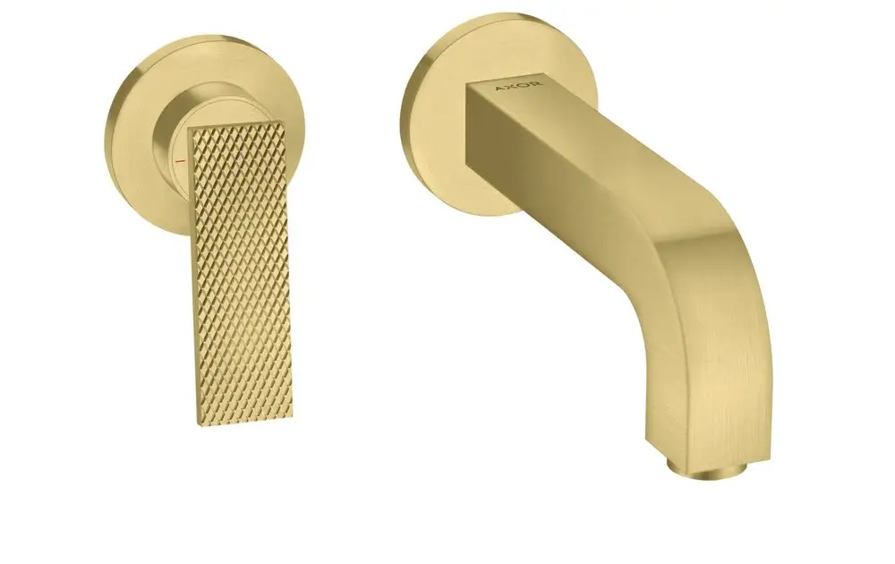 Ein gebürsteter Messing-Waschtischmischer von AXOR mit einem langen, geraden Auslauf und einem rechteckigen Hebelgriff im Rautenschliff-Design für die Wandmontage.